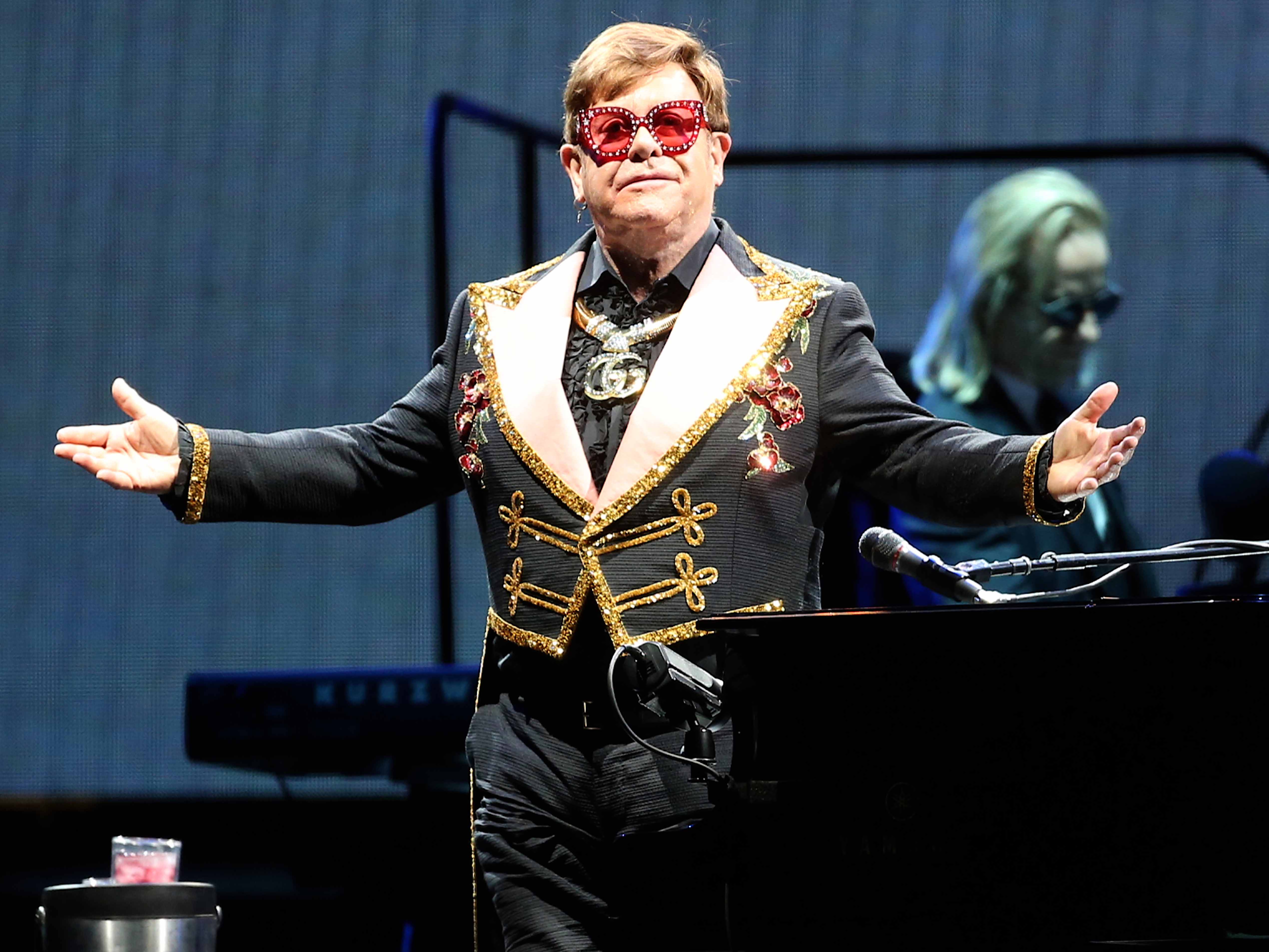 Elton john mp3. Элтон Джон. Элтон Джон 2020. Элтон Джон 2019. Элтон Джон 2021.