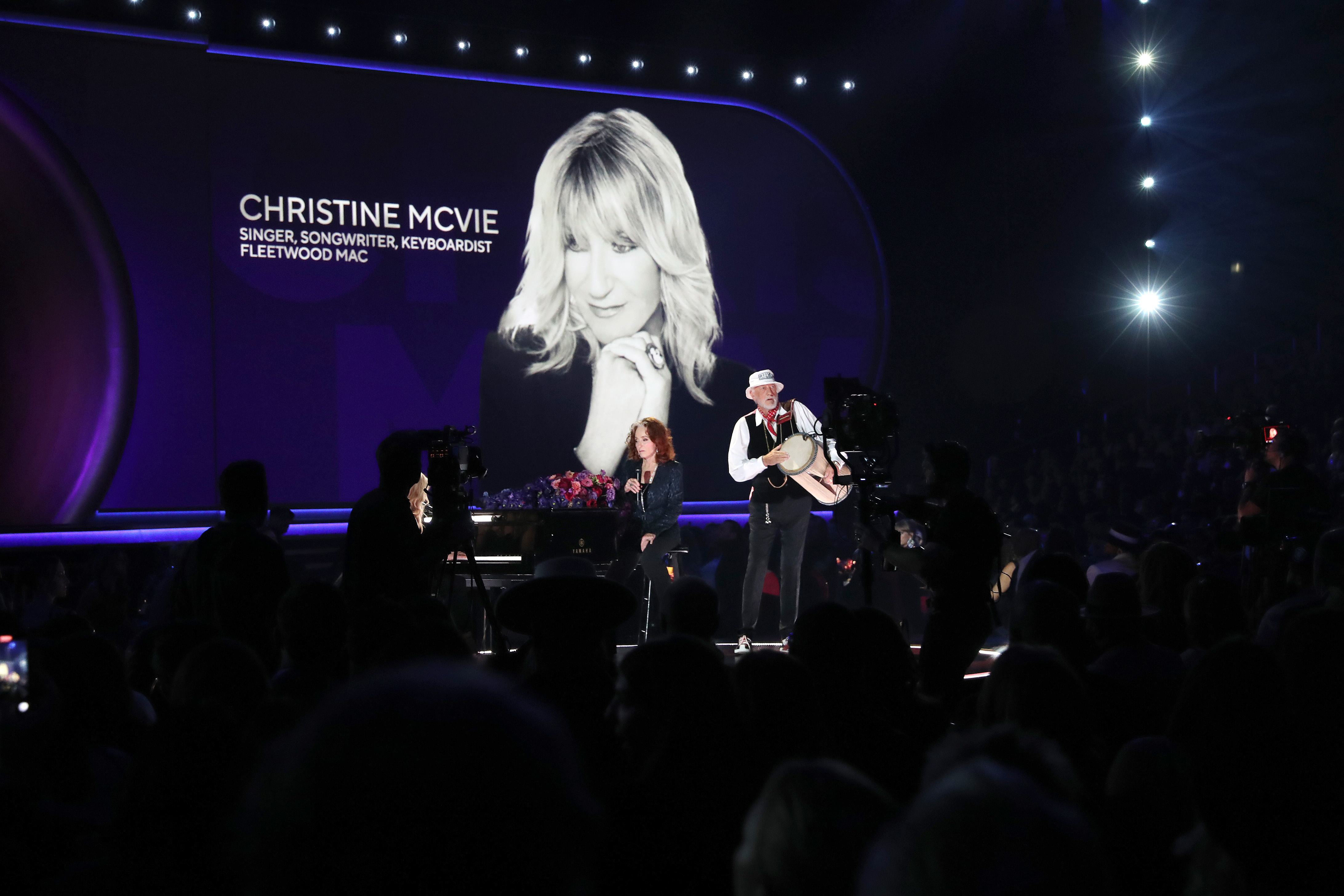 Mick Fleetwood, Sheryl Crow And Bonnie Raitt Perform 'Songbird' In ...